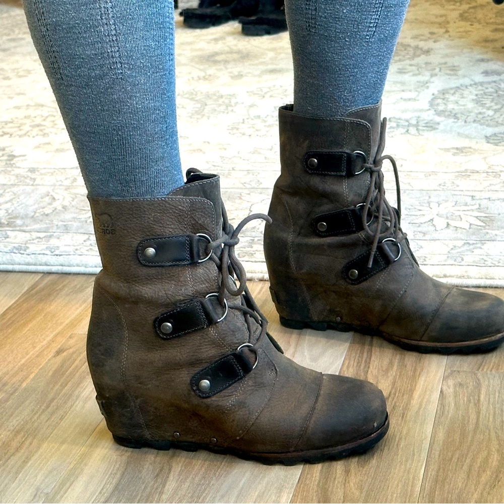 Joan of Arctic Wedge Lace-up Mid Boot by Sorel. Size 9 Brown